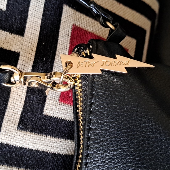 🏷Betsey Johnson Wristlet - Picture 5 of 13